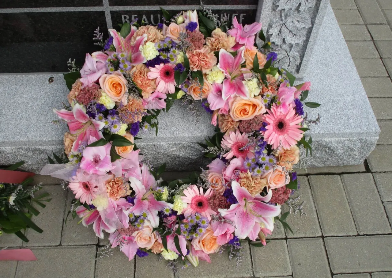 R&oacute;żne formy kwiat&oacute;w na pogrzeb wieniec wiązanka bukiet