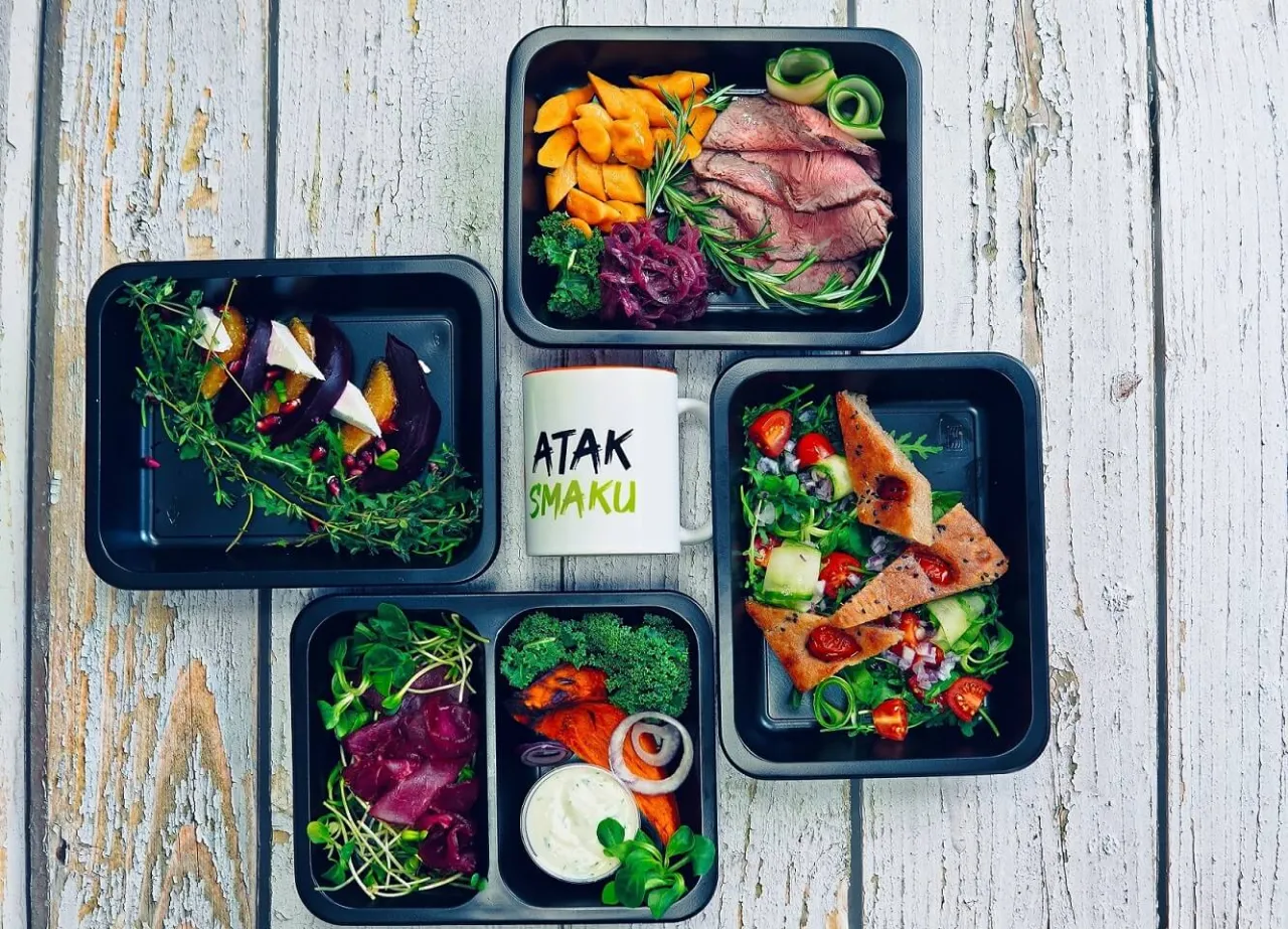 Pyszne posiłki z cateringu dietetycznego Warszawa: pieczone buraki z pomarańczą, wołowina z batatami, sałatka z grzankami i kurczak z warzywami.