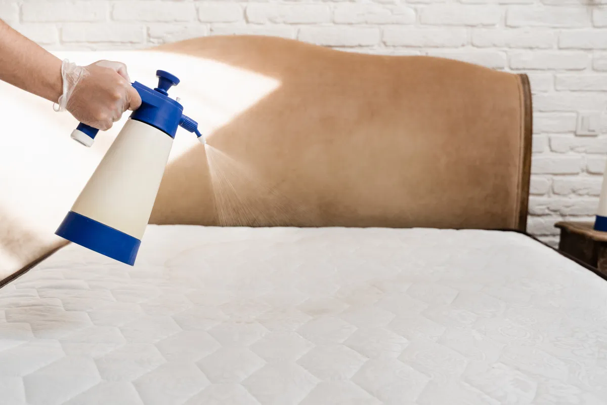 Żółte plamy na materacu przyczyny