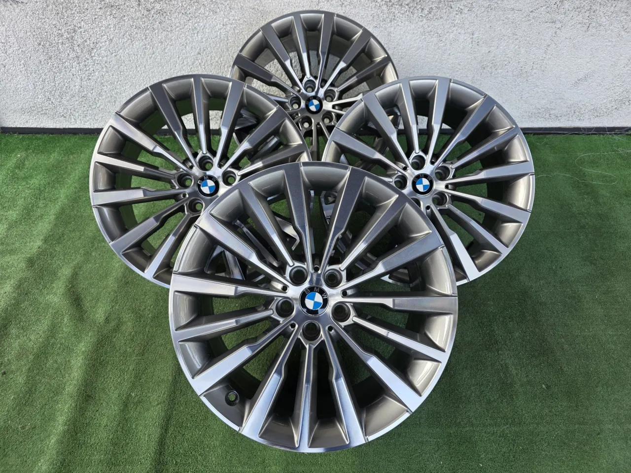Cztery felgi BMW z charakterystycznym wzorem szprych, idealne do nadania autu sportowego stylu.