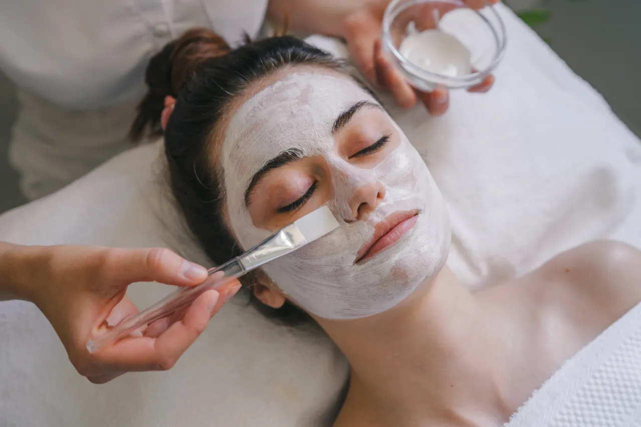 kobieta nakładająca maseczkę z glinki