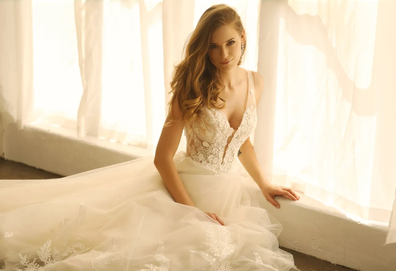 r&oacute;żne fasony sukien ślubnych na modelkach