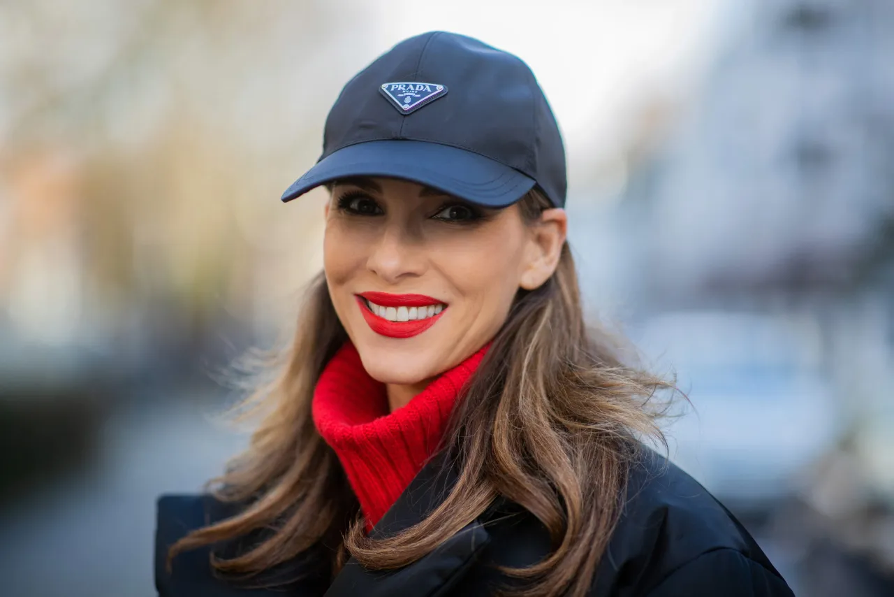 kobieta w czapce z daszkiem stylizacje