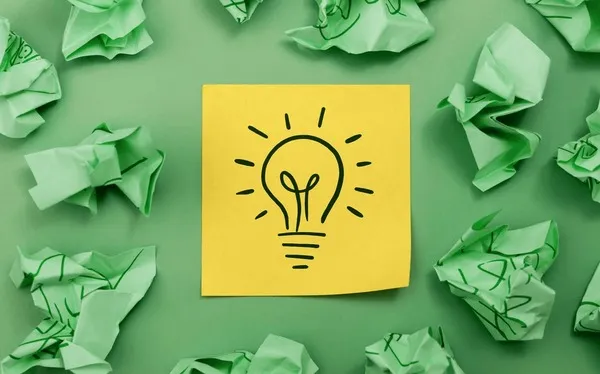 burza m&oacute;zg&oacute;w zespołu kreatywnego przy tablicy z notatkami