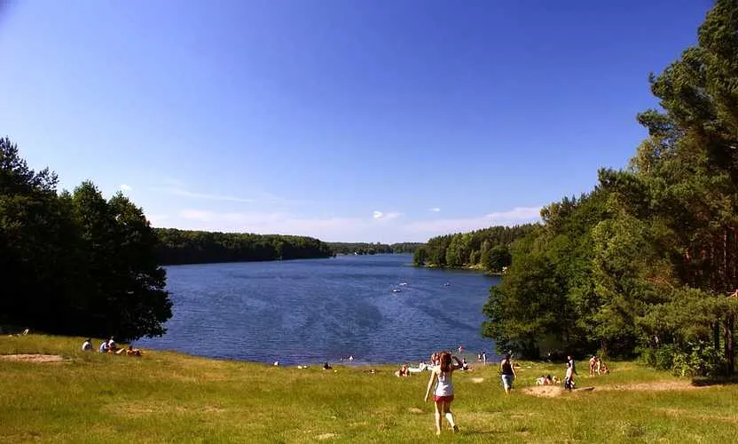 Jezioro Głębokie pomorskie atrakcje plaża kajaki