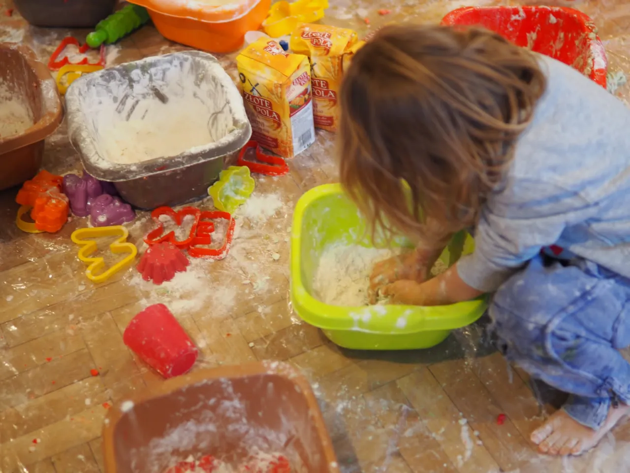 dziecko bawiące się sensoryczną masą plastyczną