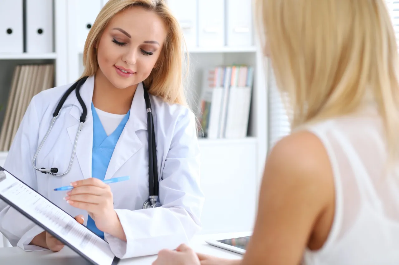 Lekarka omawia z pacjentką wyniki badania AMH, wyjaśniając co to jest i jakie ma znaczenie dla płodności.