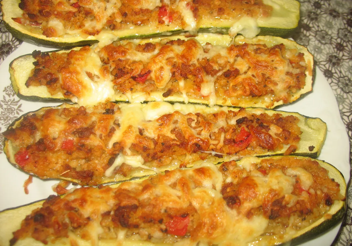 Pyszny pomysł na cukinie: połówki faszerowane mięsem mielonym i zapieczone pod serem.