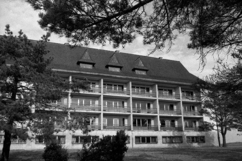 Arłam&oacute;w stary budynek PRL czarno-białe zdjęcie