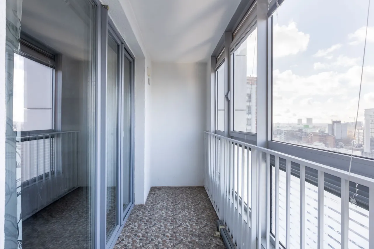 nowoczesny zabudowany balkon w bloku aranżacje