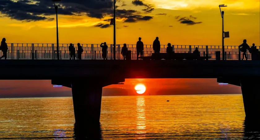 Molo w Kołobrzegu zachód słońca widoki
