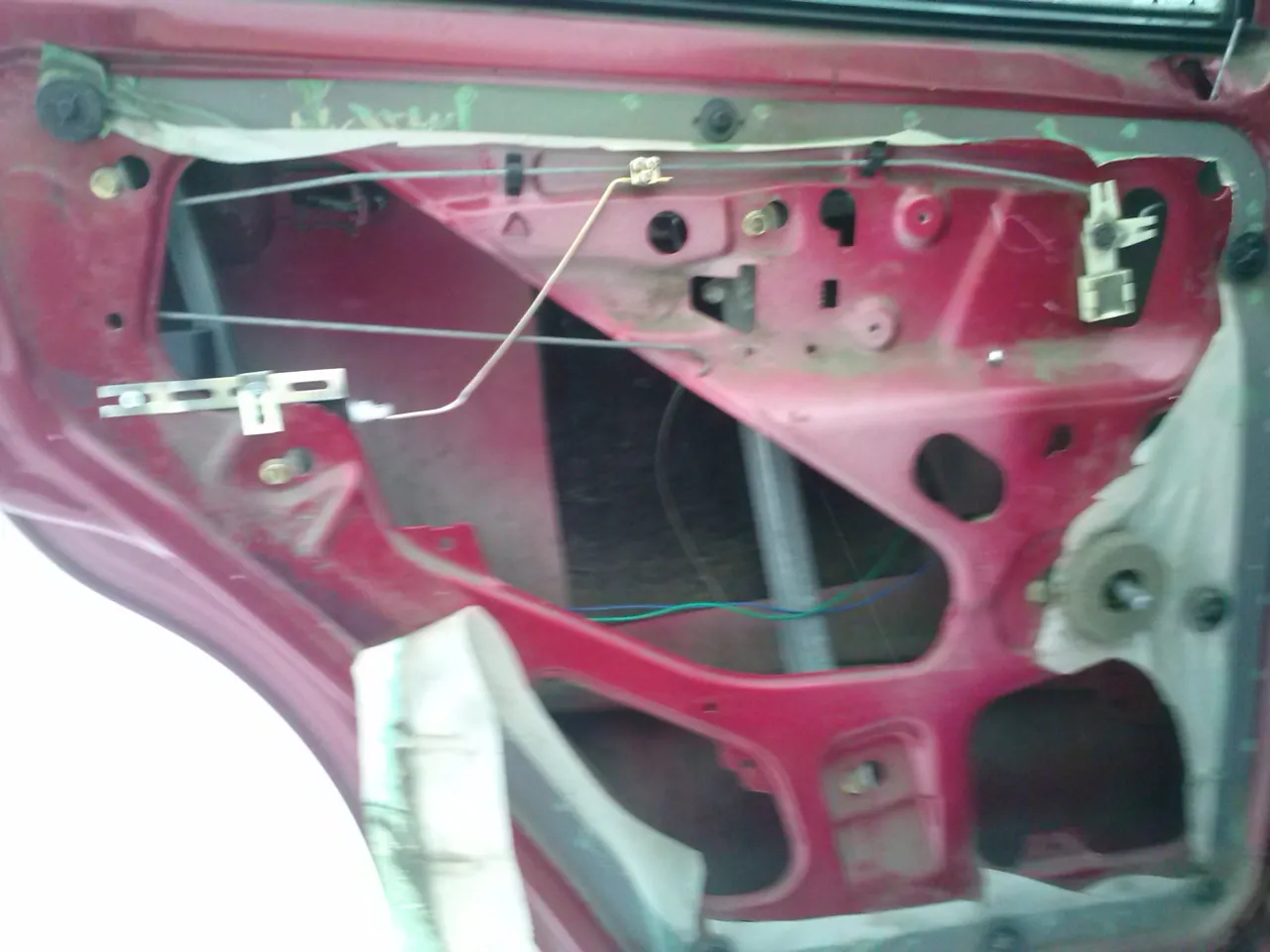 montaż uniwersalnego siłownika centralnego zamka