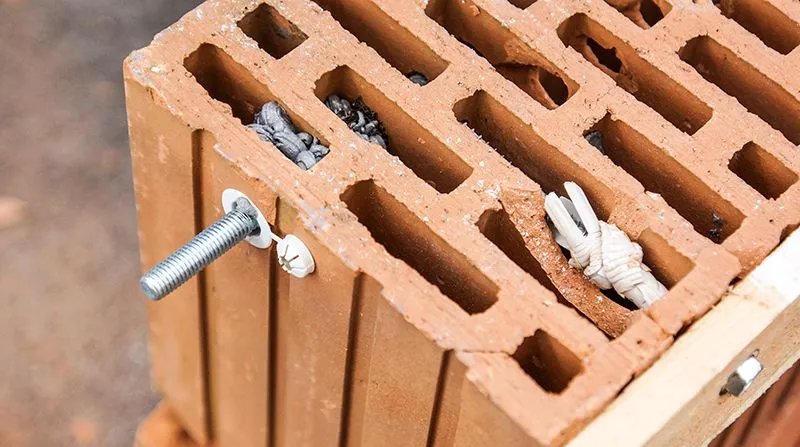 montaż kotwy chemicznej w dziurawce