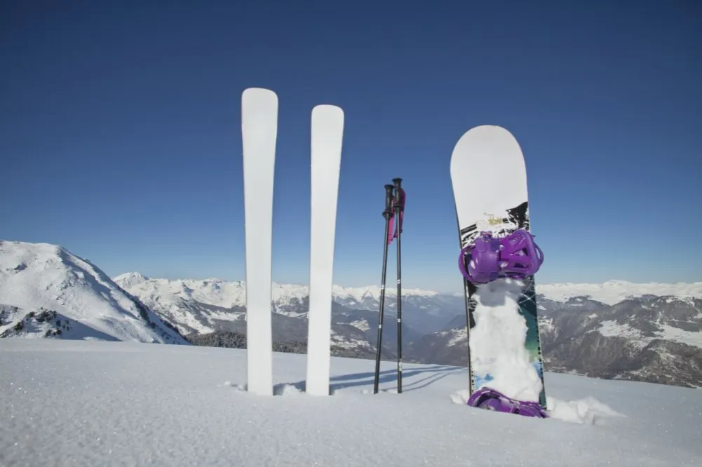 Zdjęcie Co jest lepsze narty czy snowboard? Porównanie dla początkujących