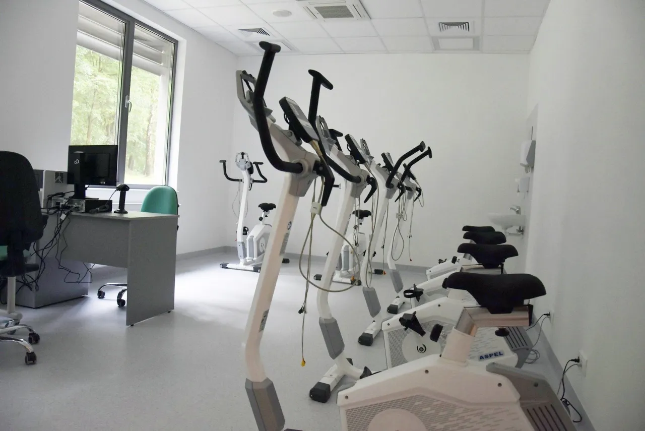 Rehabilitacja kardiologiczna pacjent na bieżni