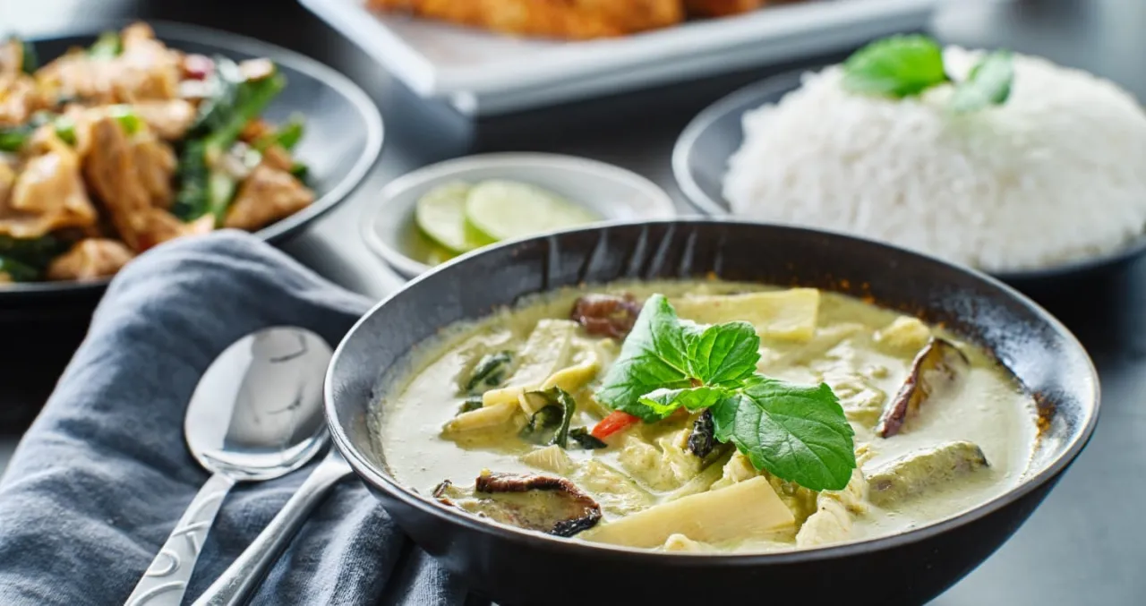 składniki na pastę curry trawa cytrynowa galangal liście kaffir