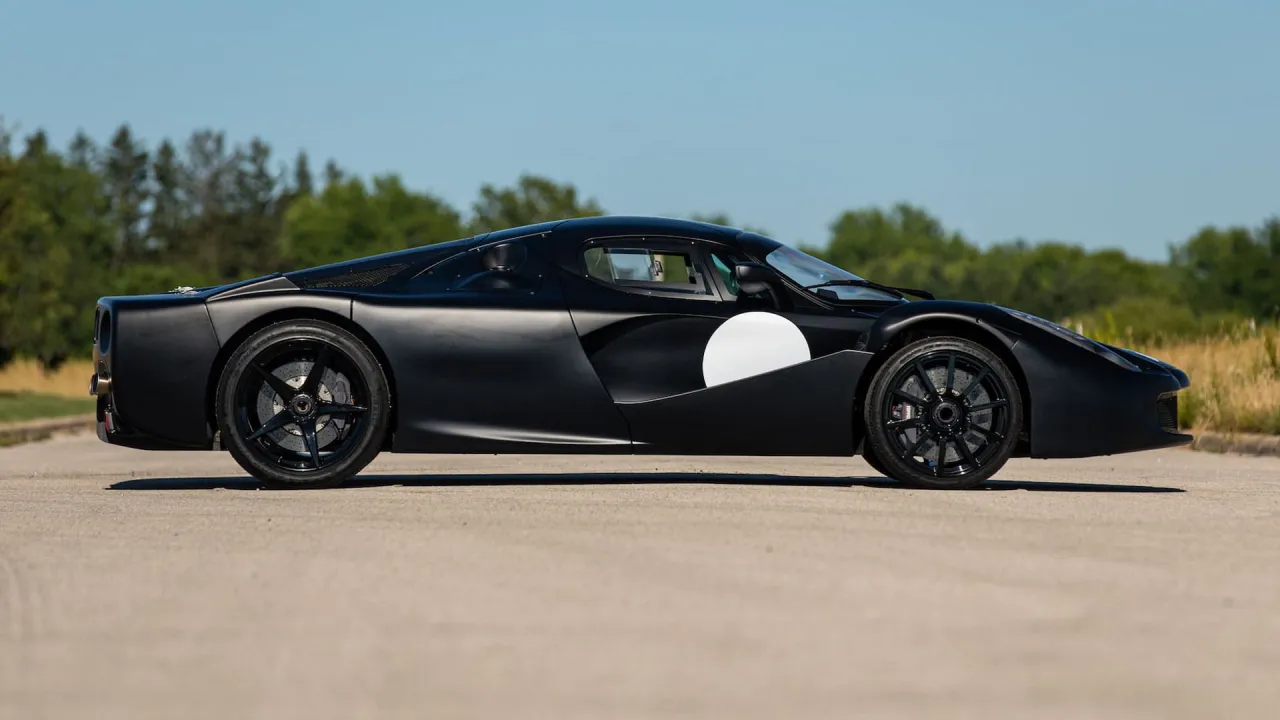 Czarny matowy Ferrari LaFerrari z białym okręgiem na boku. Zastanawiasz się, ile kosztuje Ferrari LaFerrari?