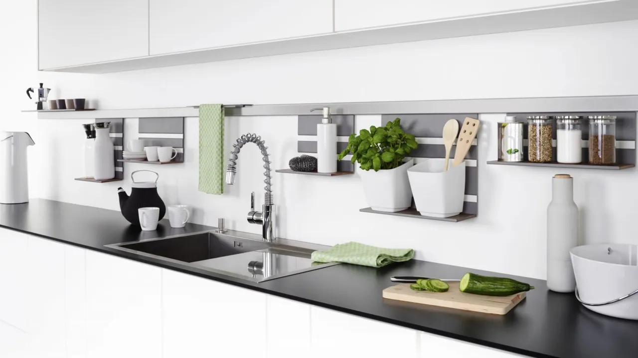 Nowoczesna kuchnia z dobrze zorganizowanym przechowywaniem