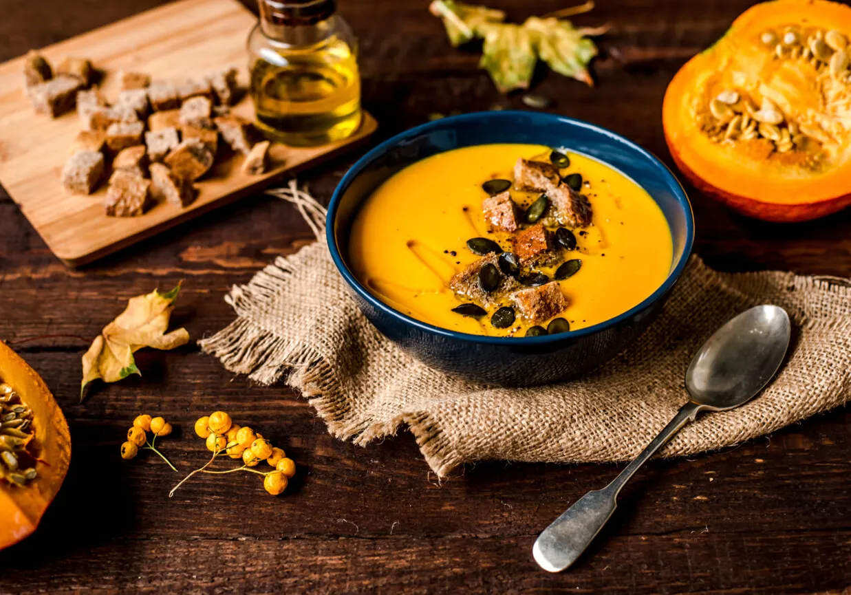 kolorowa zupa krem z dyni z grzankami