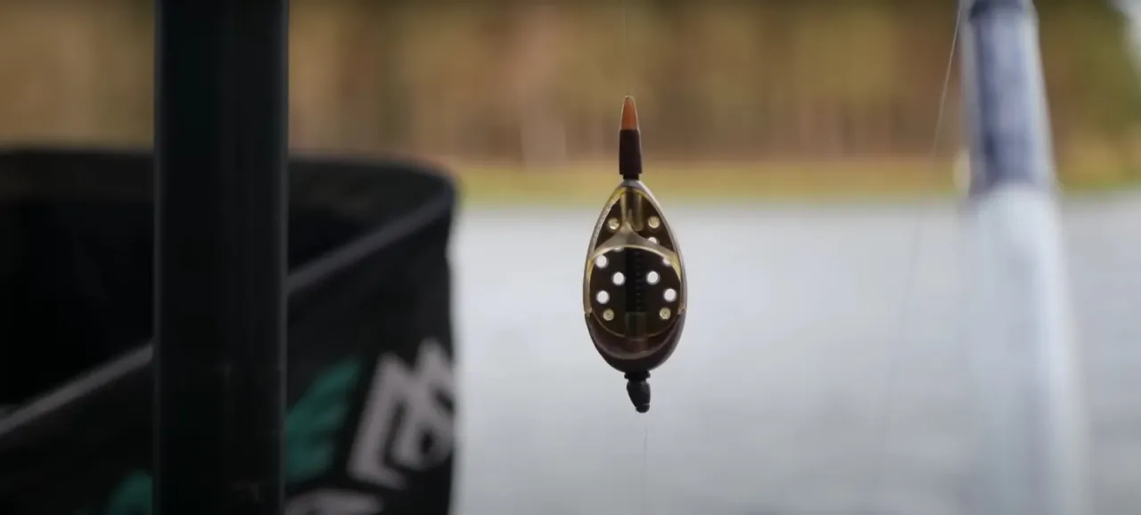 Gotowy do łowienia? Zobacz, jak uzbroić wędkę na metodę, z tym praktycznym podajnikiem.