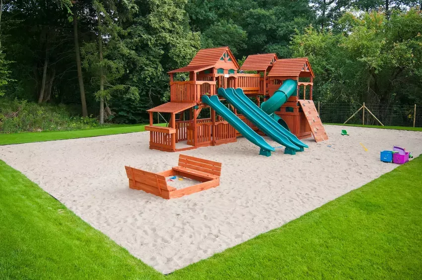 bezpieczny plac zabaw w ogrodzie normy