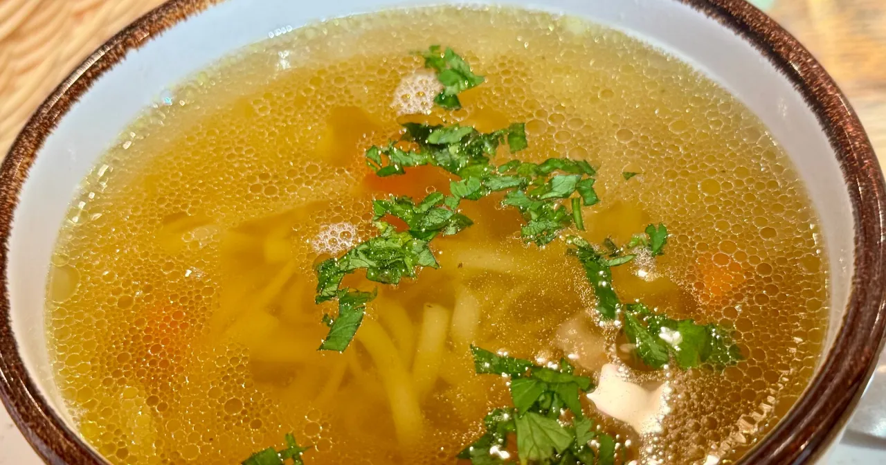 Aromatic rosół z makaronem i natką pietruszki. Zastanawiasz się, ile może stać rosół poza lodówką? Najlepiej zjeść go szybko!