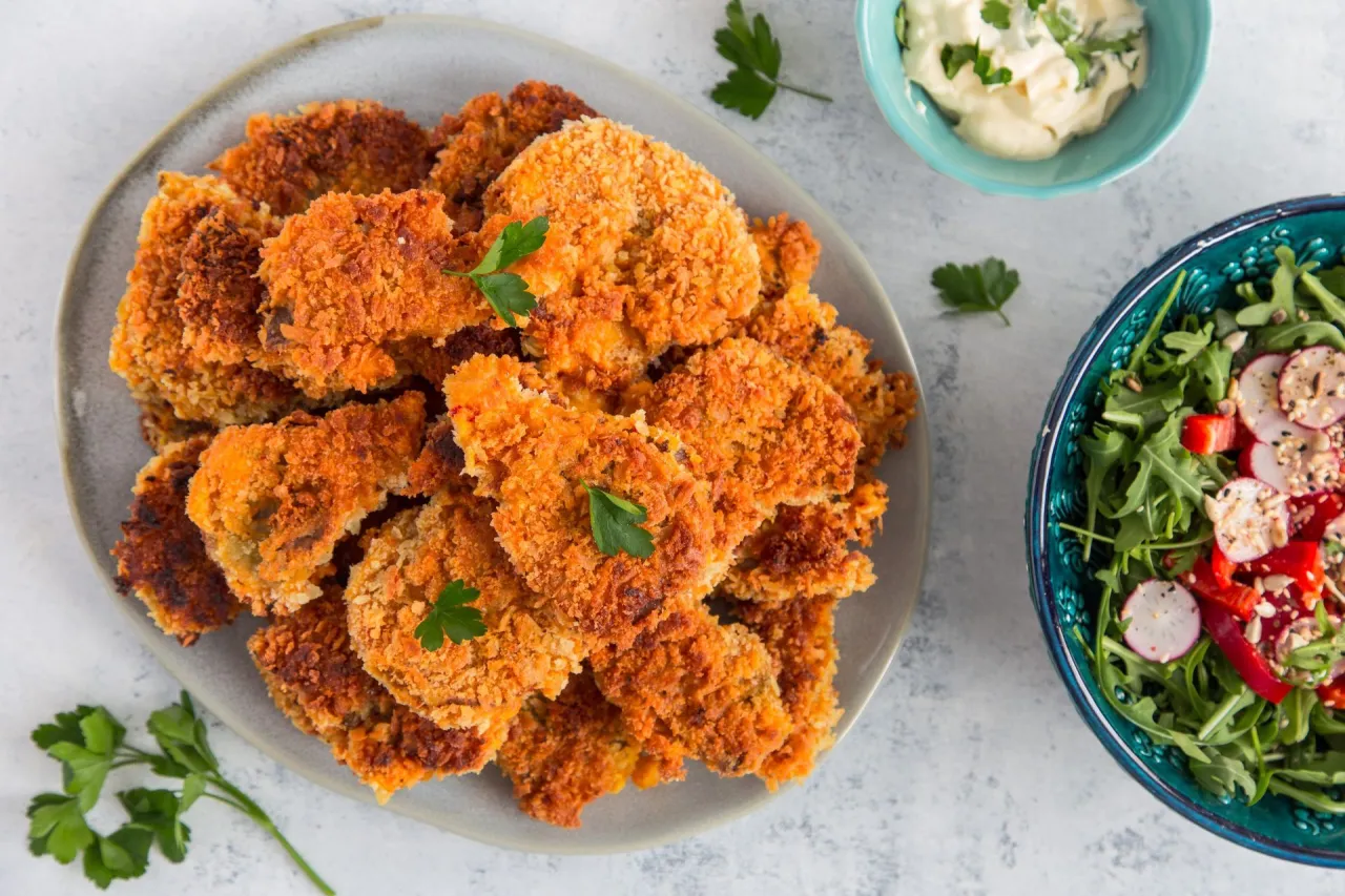 panierowane kotlety z boczniak&oacute;w z ziemniakami i sur&oacute;wką