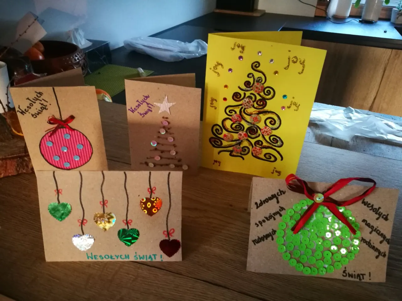 dzieci robiące kartki świąteczne diy