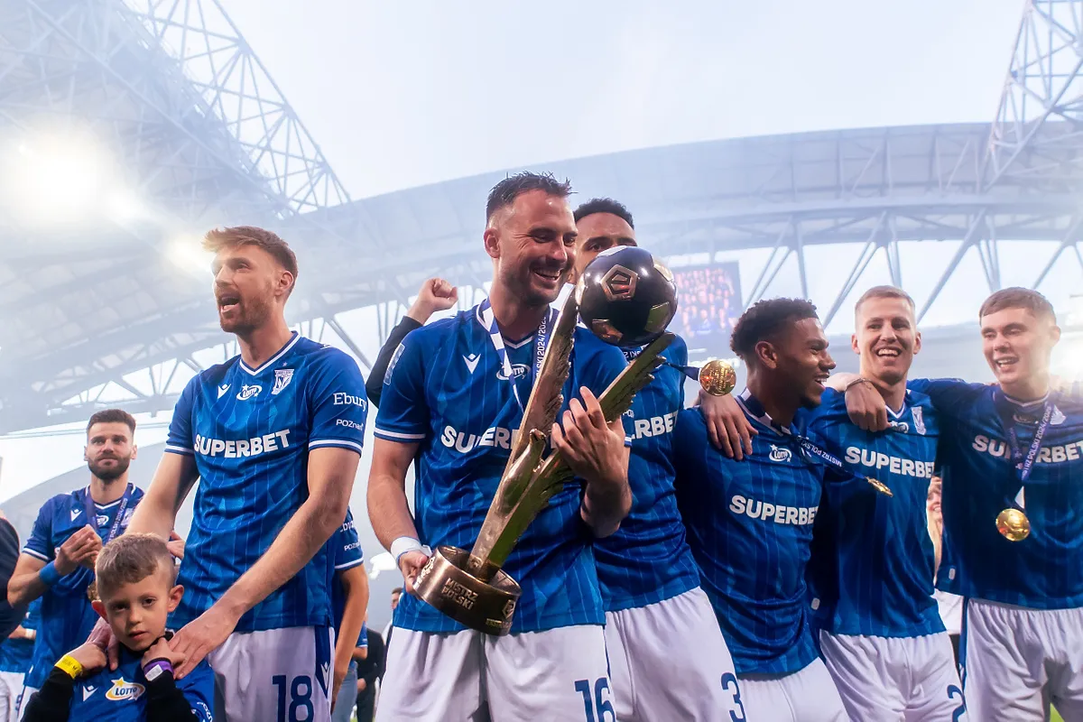 Piłkarze świętują zdobycie pucharu. Zwycięstwo oznacza, że nie zostało już kolejek ekstraklasy do rozegrania.