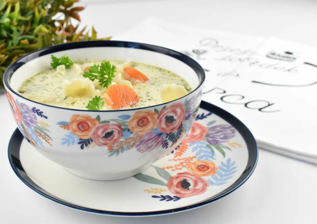 Zupa ogórkowa w ozdobnej misce. Czy roczne dziecko może jeść zupę ogórkową? Delikatne składniki i łagodny smak mogą być odpowiednie.