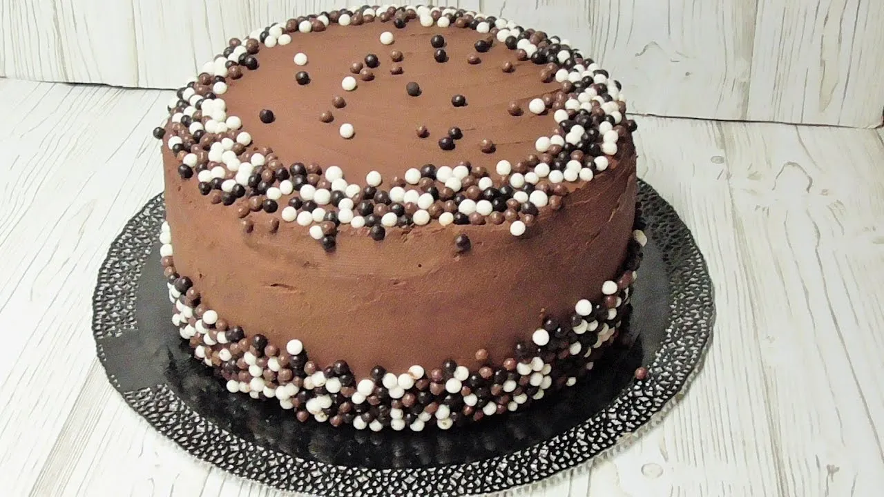 tort z wiórkami czekoladowymi dekoracja