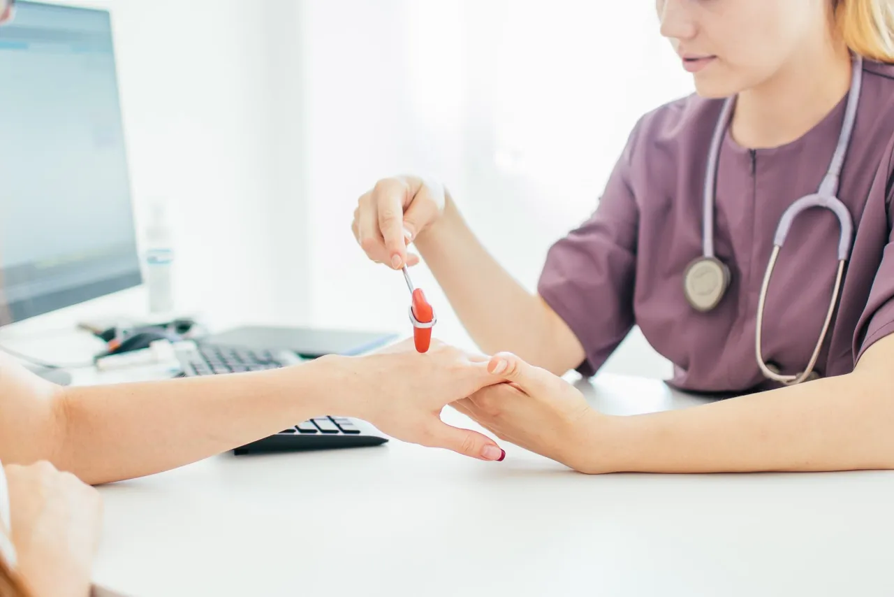 Neurolog w gabinecie lekarskim