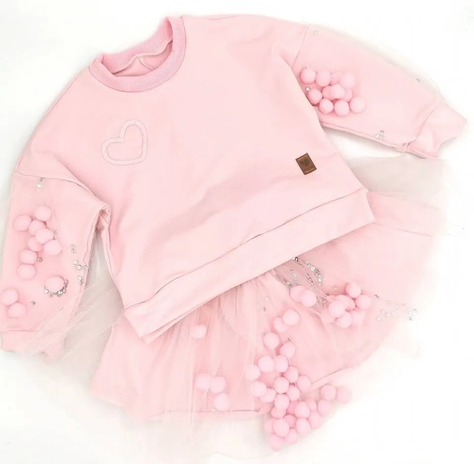 dziewczynka w bluzie z pomponami r&oacute;żne fasony