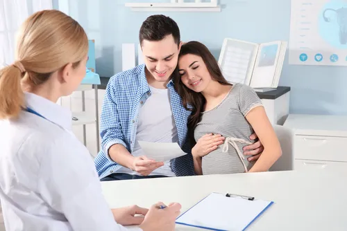 kobieta w ciąży u lekarza, konsultacja ginekologiczna, objawy alarmowe w ciąży