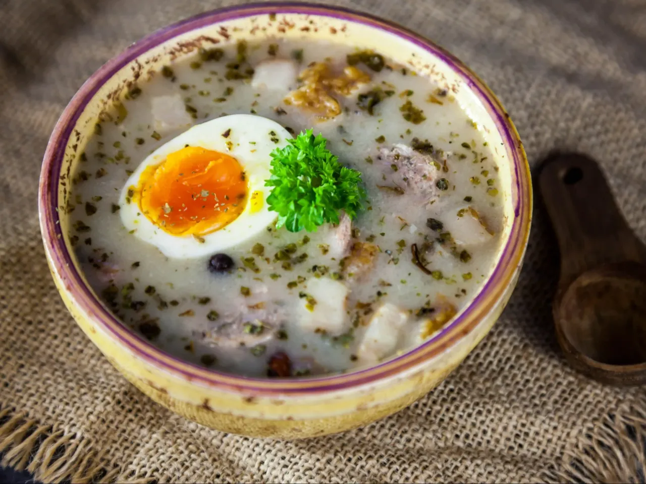 Żur z jajkiem i majerankiem. Idealne przyprawy do żuru to czosnek, majeranek i pieprz.