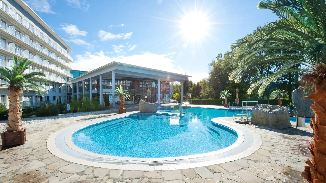 Hotel Ikar Plaza Kołobrzeg basen wewnętrzny SPA