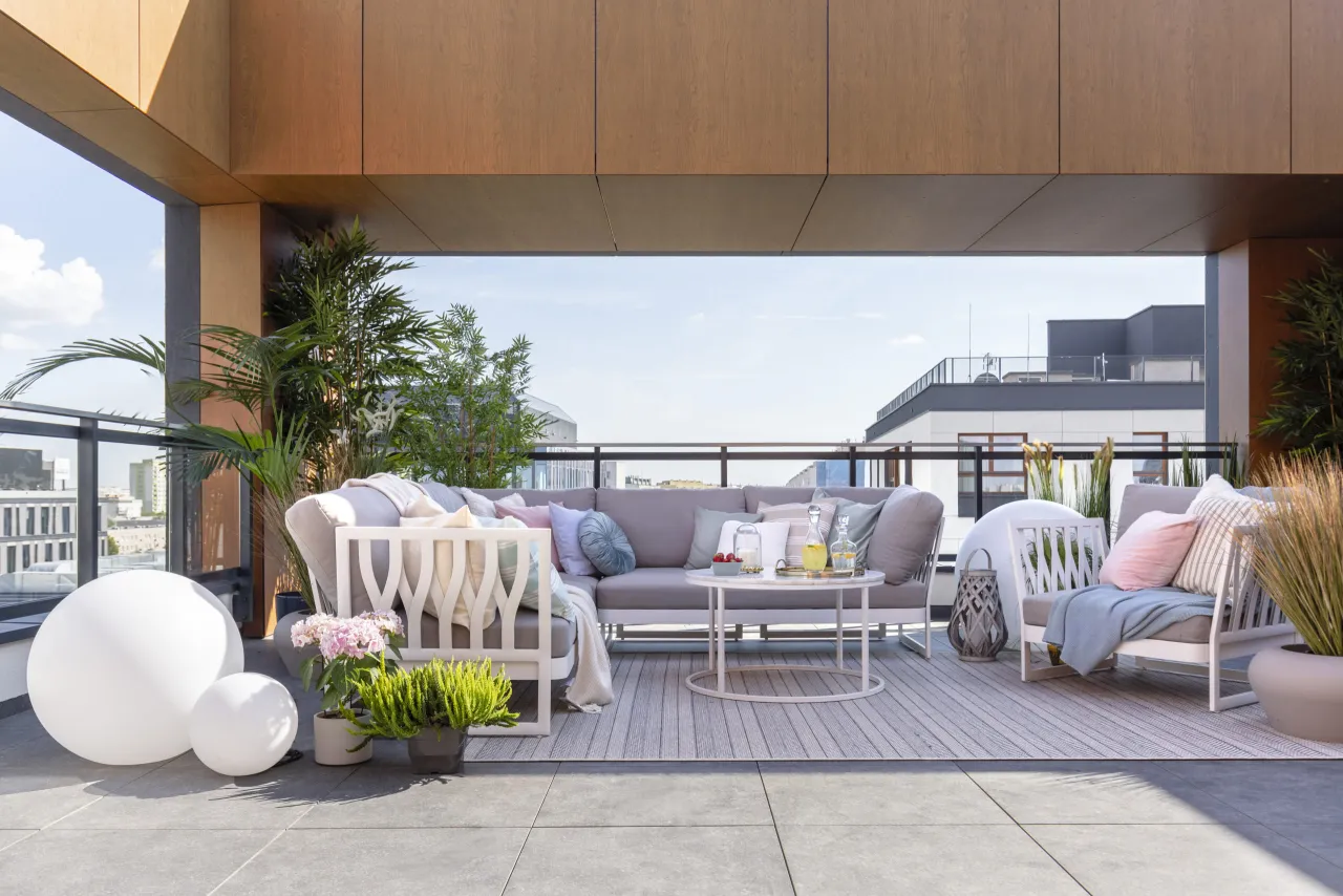 nowoczesny balkon w bloku zacieniony, komfortowy balkon w bloku