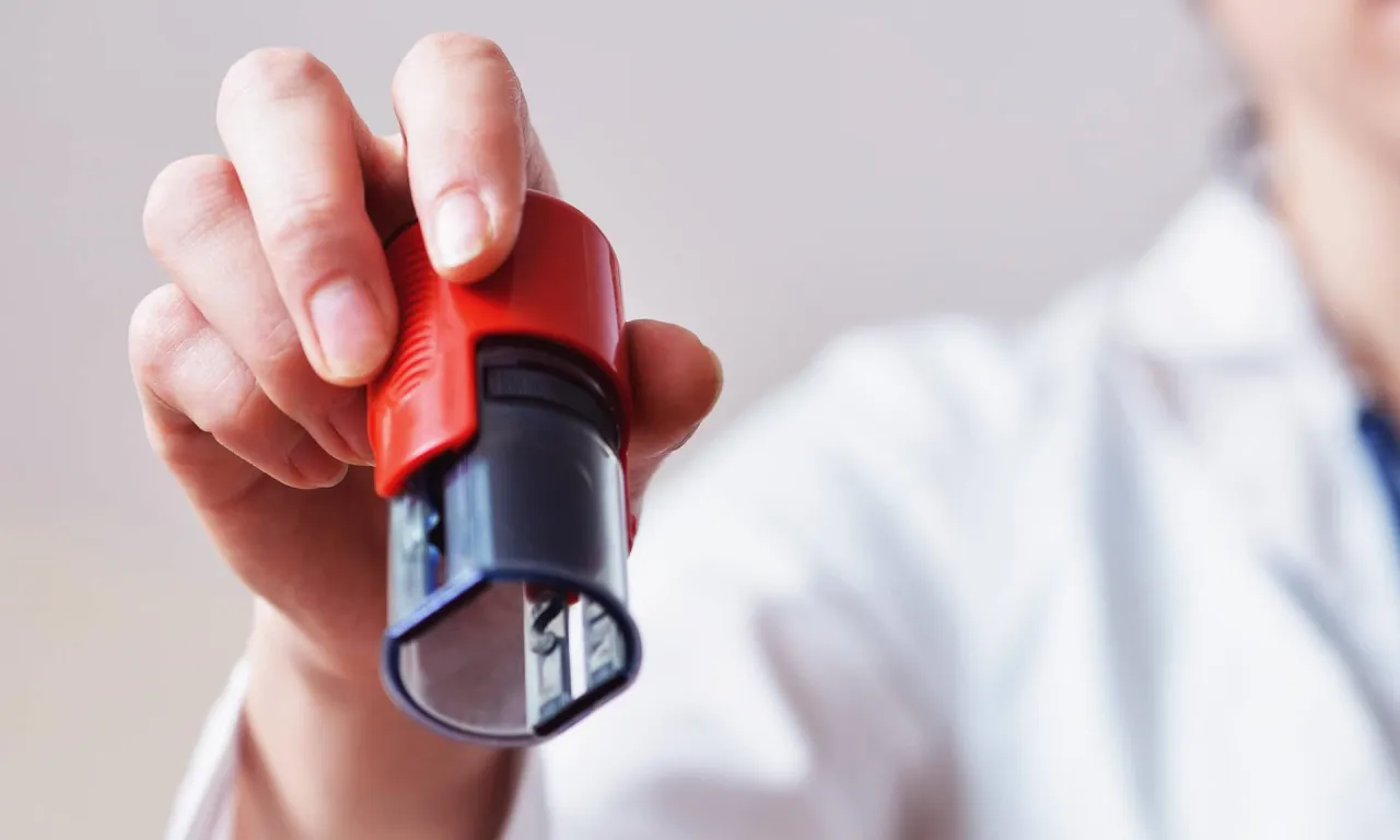 Stos dokumentów medycznych, pieczątka lekarska