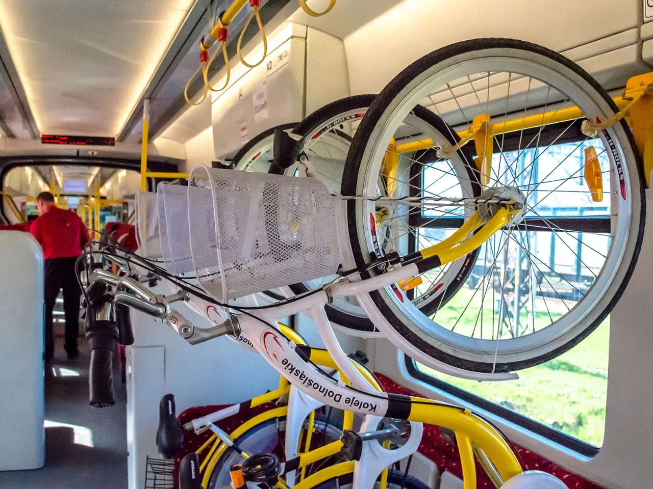 Rowery w pociągu PKP, gotowe do podr&oacute;ży. Dowiedz się, jak kupić bilet na rower PKP i cieszyć się wycieczką.