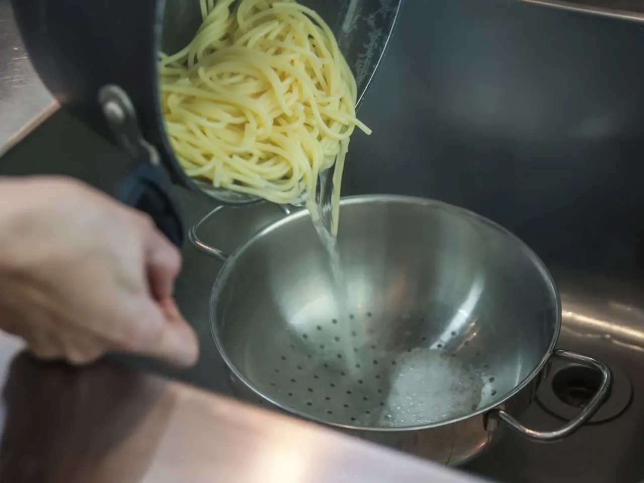 Woda po gotowaniu makaronu, cedzak do makaronu