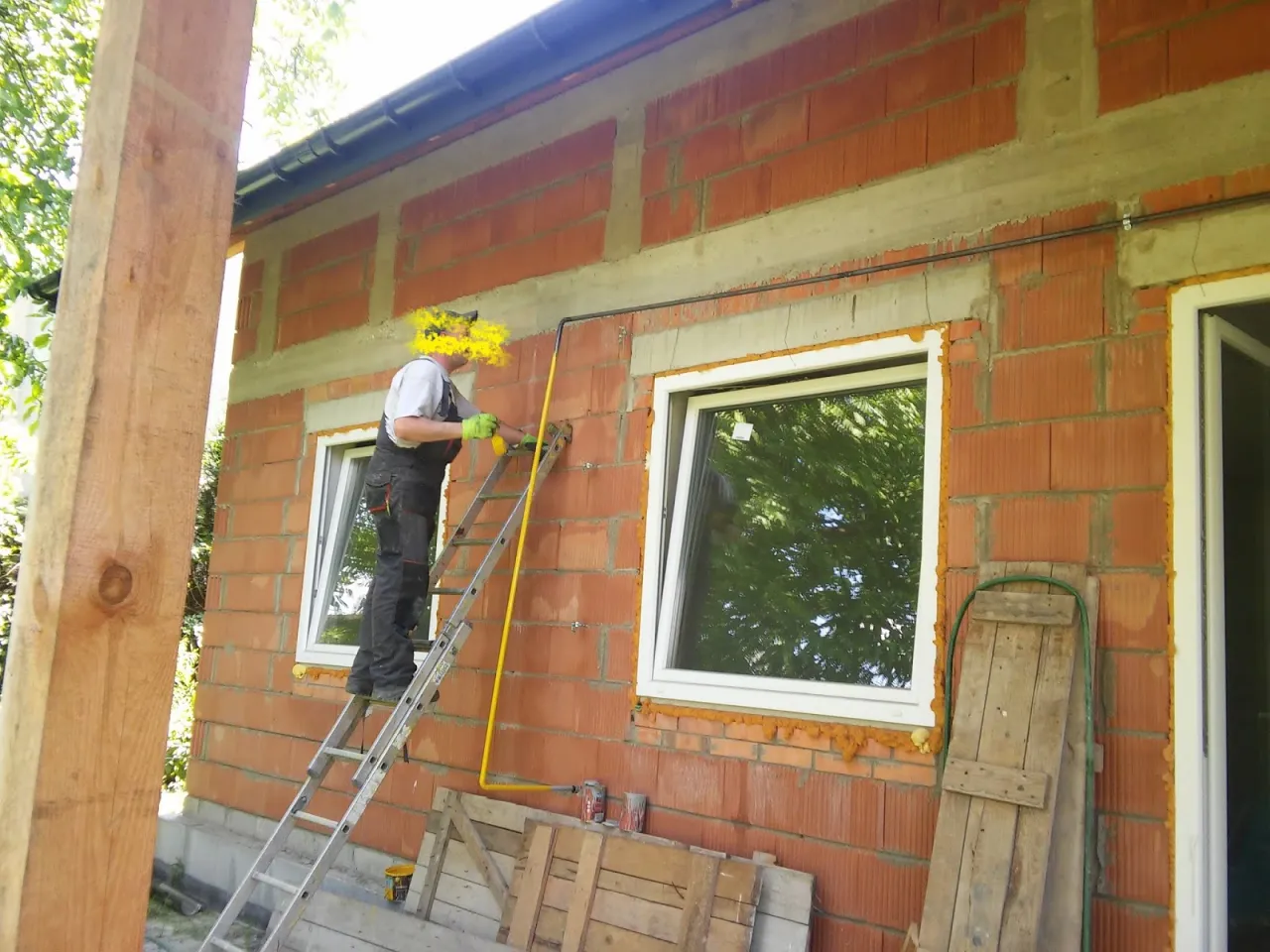 Instalacja gazowa na elewacji budynku, rury gazowe zewnętrzne, zabezpieczenia rur gazowych