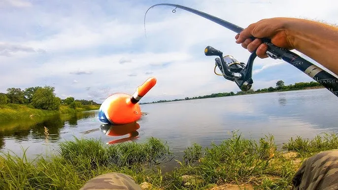 wędkarz łowiący na spławik w rzece