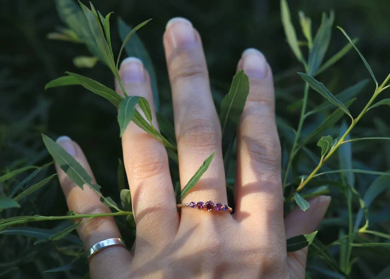 złoty pierścionek na dłoni