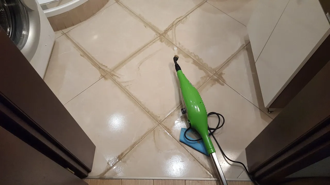 Mop parowy na płytkach i fugach przed i po