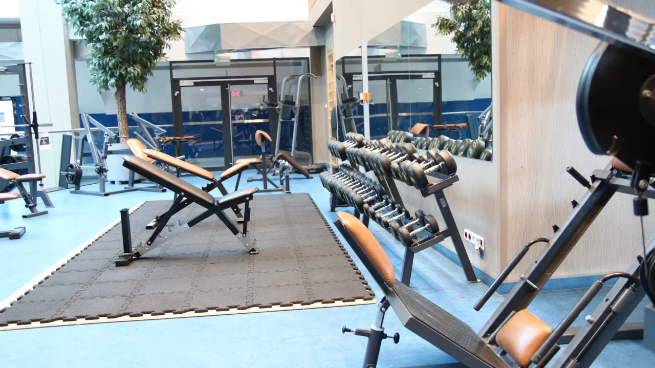 Fabryka Formy Aqua Lublin wnętrze siłowni sprzęt