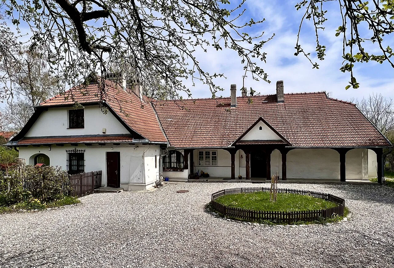 Dworek w Bronowicach Rydlówka z zewnątrz