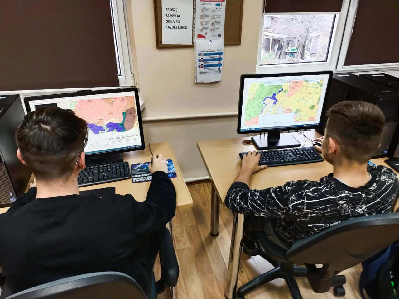 studenci geodezji na zajęciach w pracowni komputerowej