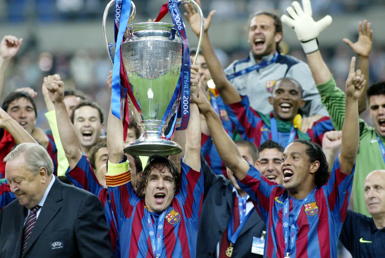 Piłkarze Barcelony świętują zdobycie Ligi Mistrz&oacute;w 2006. To drugie trofeum w historii klubu, a ile Barcelona ma ligi mistrz&oacute;w? W sumie 5.