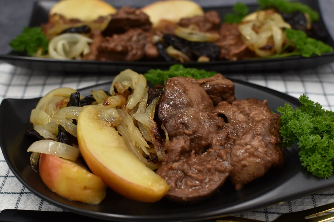 wątróbka z surówką elegancko podana