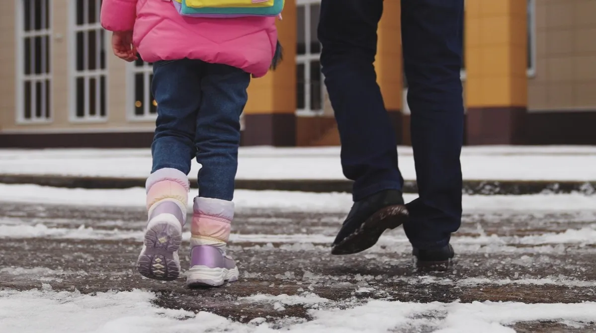 szkoła zamknięta z powodu mrozu, dzieci w śniegu idą do szkoły, zawieszenie zajęć z powodu pogody